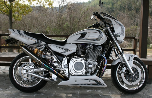 YAMAHA XJRにエアーブラシによる龍図のカスタムペイントの施工例　　