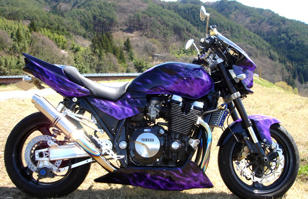YAMAHA XJRにエアーブラシによる龍図のカスタムペイントの施工例