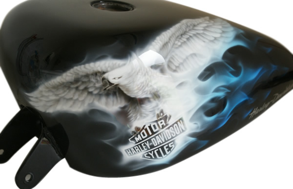 HARLEY DAVIDSON　イーグル　ホワイト＆ブルーフレイムスカスタムペイントの施工例　　　