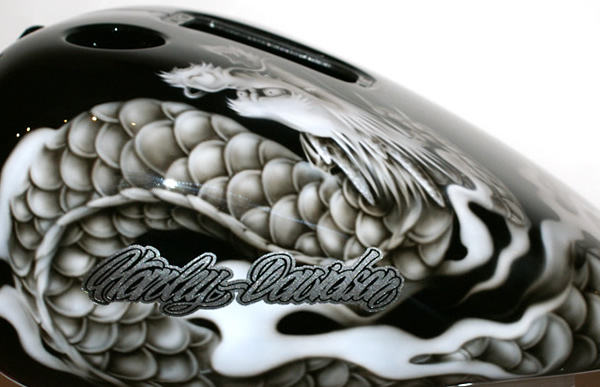 HARLEY DAVIDSON　龍カスタムペイントの施工例　　