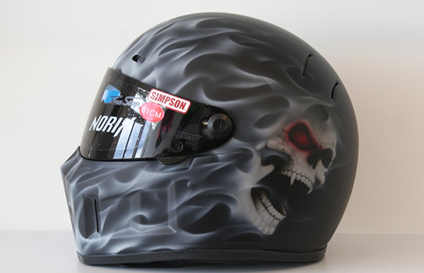シンプソンにスカルとリアルフレイムスのカスタムペイントを施した施工例