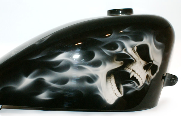 HARLEY DAVIDSONブレイクアウトFXSB‎にリアルフレイムスをカスタムペイントした施工例