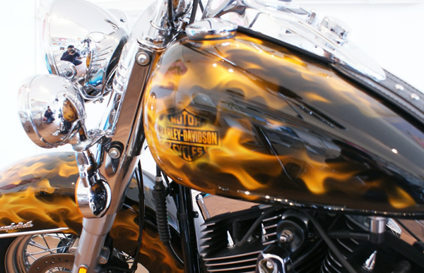 FLSTCダイナ・ファットボブにリアルフレイムスのカスタムペイントを施した施工例