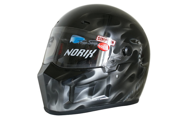 シンプソンヘルメットにリアルフレイムスのカスタムペイントを施した施工例