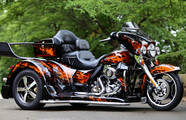 >HARLEY DAVIDSON MAMBA製トライクキットにリアルフレイムスのカスタムペイントを施した施工例