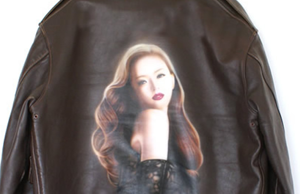 安室　似顔絵　革ジャンエアーブラシの施工例　