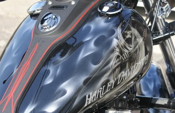 HARLEY DAVIDSON‎にリアルフレイムスをカスタムペイントした施工例　