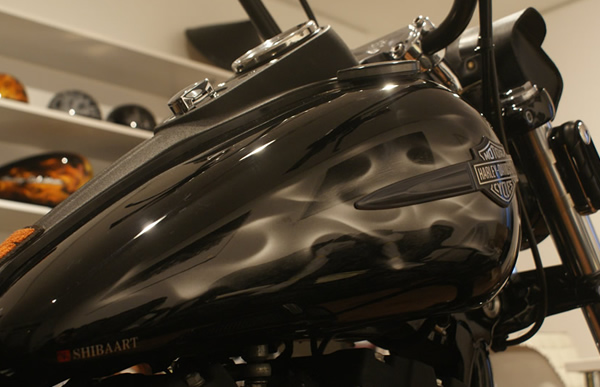 FXDF ダイナ・ファットボブにリアルフレイムスのカスタムペイントを施した施工例