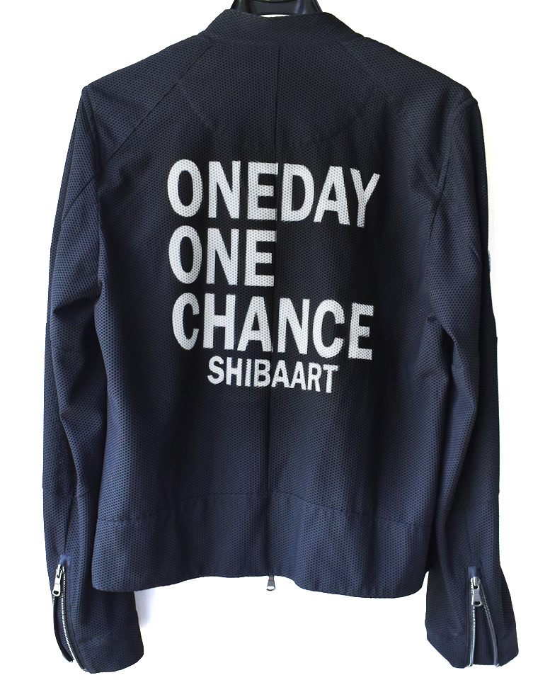 　ナイロンとポリウレタン製