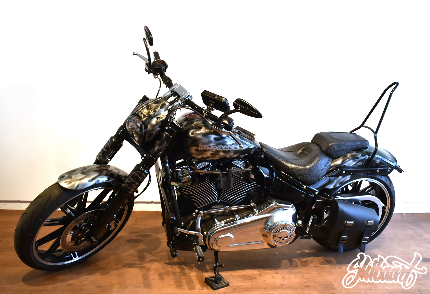  HARLEY DAVIDSON BREAK OUT　2019 リアルフレイムス　メタリックシルバー　スカルデザイン　　　