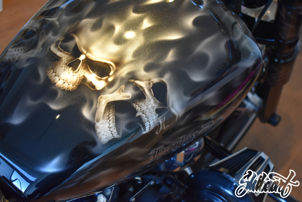   HARLEY DAVIDSON BREAK OUT　2019 リアルフレイムス　スカルデザイン　　