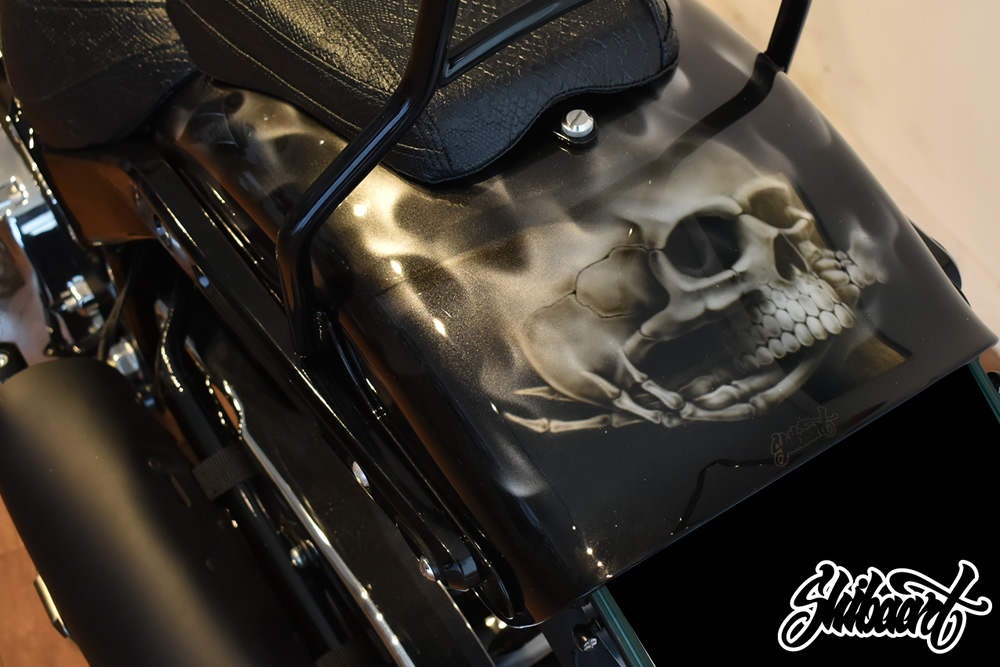   HARLEY DAVIDSON BREAK OUT　2019 リアルフレイムス　スカルデザイン　　