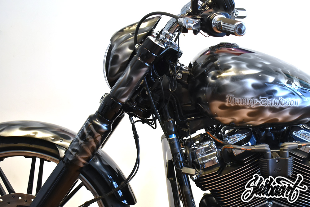   HARLEY DAVIDSON BREAK OUT　2019 リアルフレイムス　スカルデザイン　　