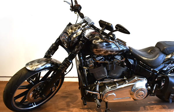HARLEY DAVIDSON ブレイクアウトにリアルフレイムスのカスタムペイントを施した施工例