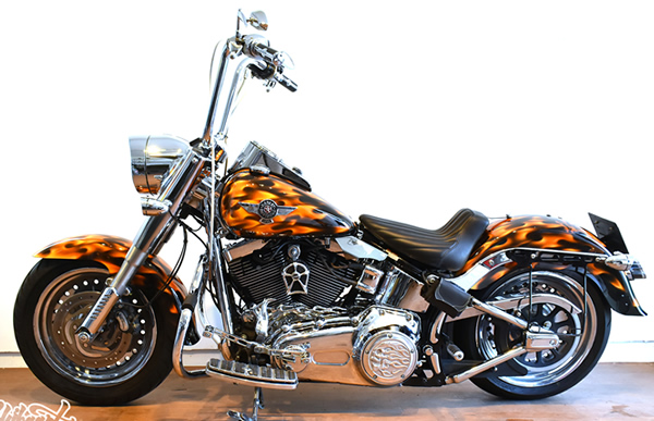 HARLEY DAVIDSON 2013年ファットボーイにリアルフレイムスのカスタムペイントを施した施工例