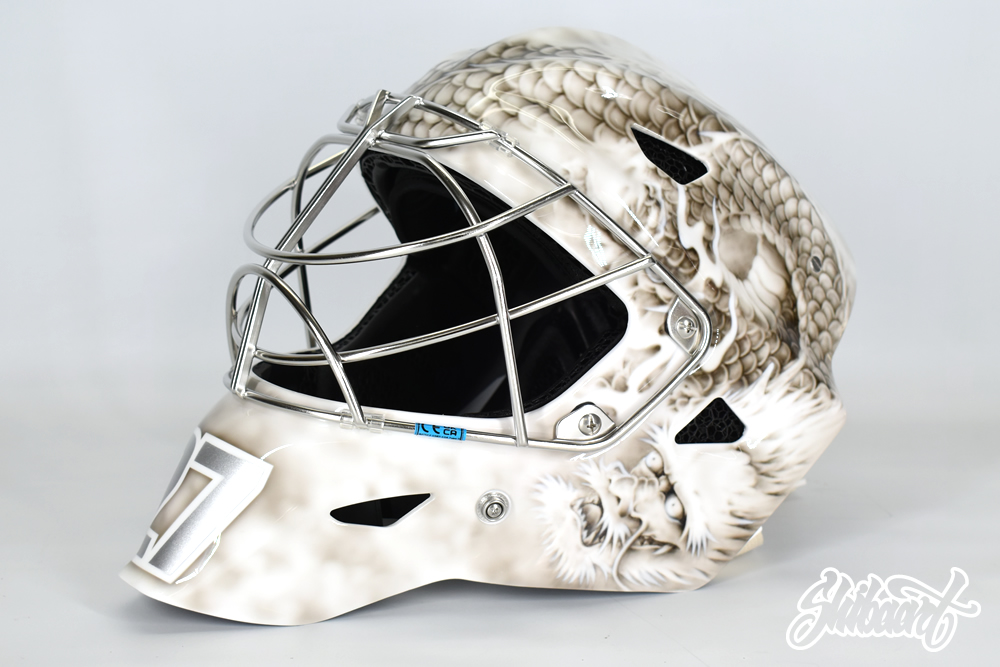 カーボン製アイスホッケーゴーリーマスクのカスタムペイント｜ホワイトベースに龍図、しぶき模様入りモノトーンデザイン