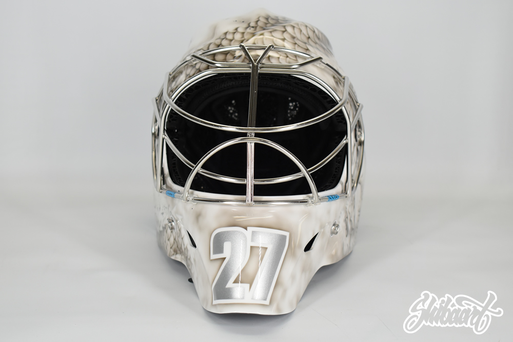 カーボン製アイスホッケーゴーリーマスクのカスタムペイント｜ホワイトベースに龍図、しぶき模様入りモノトーンデザイン