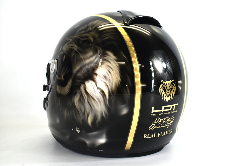 ARAI　GPヘルメット　メタリックで描いたリアルフレイムスとライオンデザイン
センターはゴールドリーフを入れて、スピニング（別名ターンニング）で鱗模様を入れ、クラシック感を出しております。