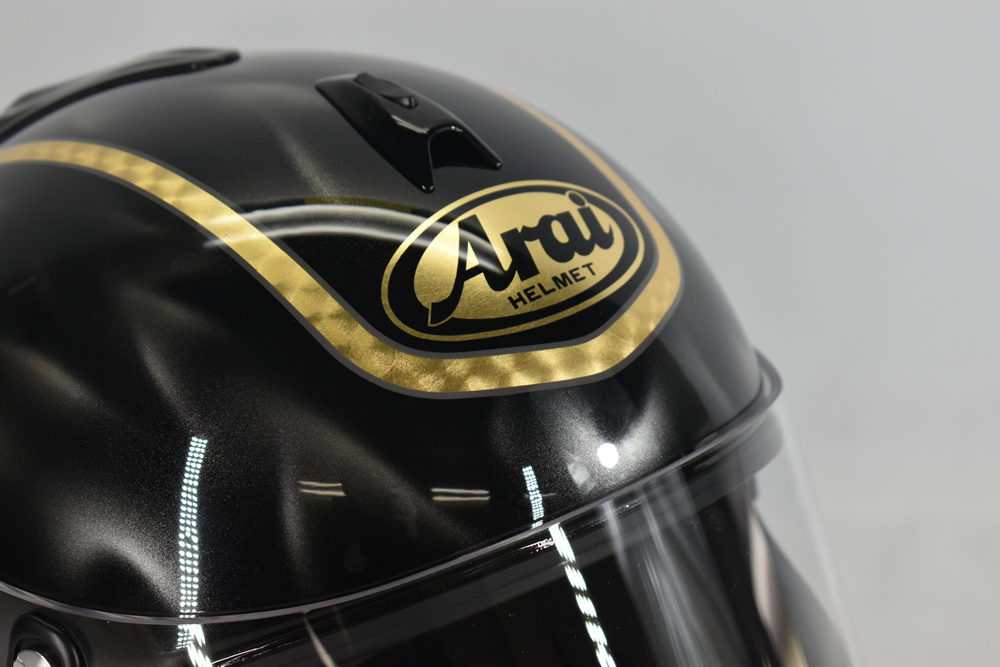 ARAI　GPヘルメット　メタリックで描いたリアルフレイムスとライオンデザイン
センターはゴールドリーフを入れて、スピニング（別名ターンニング）で鱗模様を入れ、クラシック感を出しております。