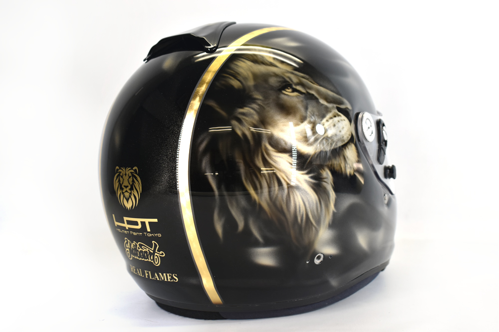 ARAI　GPヘルメット　メタリックで描いたリアルフレイムスとライオンデザイン
センターはゴールドリーフを入れて、スピニング（別名ターンニング）で鱗模様を入れ、クラシック感を出しております。