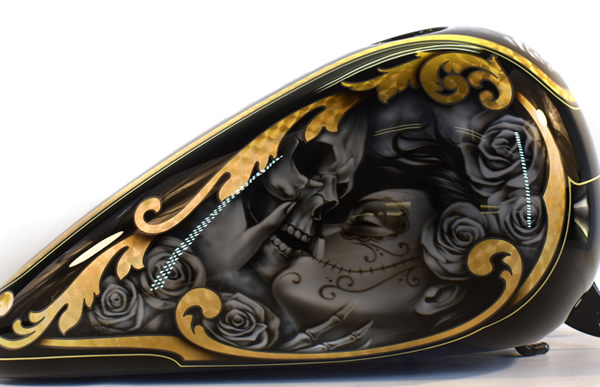 HARLEY DAVIDSON　チョロスタイル　ミューラル
ゴールドリーフ　スピニング模様カスタムペイントの施工例