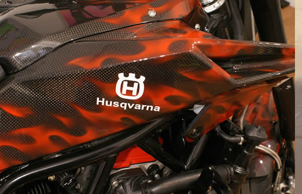 HUSQVARNAにリアルフレイムスのカスタムペイントを施した施工例