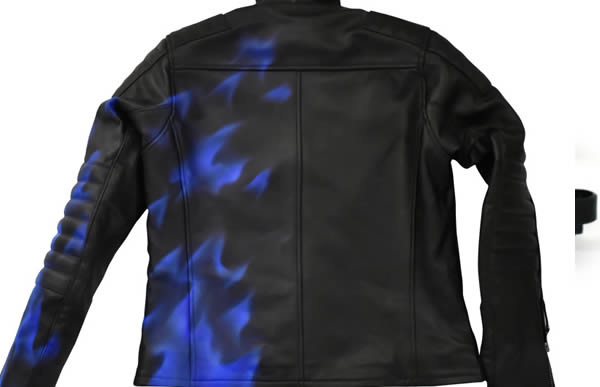 ヘルメットにリアルフレイムスのカスタムペイントを施した施工例　