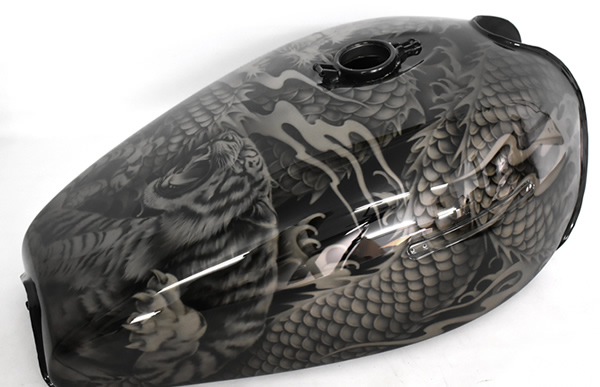 　KAWASAKI Z1にエアーブラシによる龍図虎図漆黒クリアーカスタムペイントの施工例　　