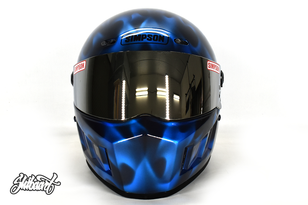 SIMPSONヘルメットペイント｜メタリックシルバーにキャンディレッド＆ブルーのグラデーション＋スカルデザインペイント制作の施工事例1