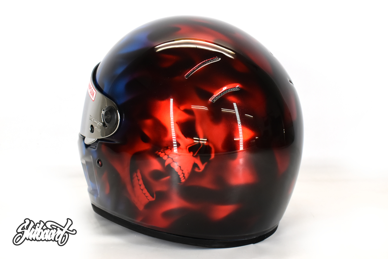 SIMPSONヘルメットペイント｜メタリックシルバーにキャンディレッド＆ブルーのグラデーション＋スカルデザインペイント制作の施工事例1