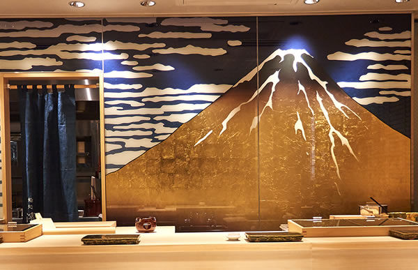 裏面から透明色の和柄グラフィックと金箔のカスタムペイントの施工例　