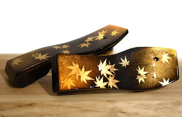 下駄に金箔を貼り、エアブラシによる独自デザインを施した一点物のアート作品の施工例　