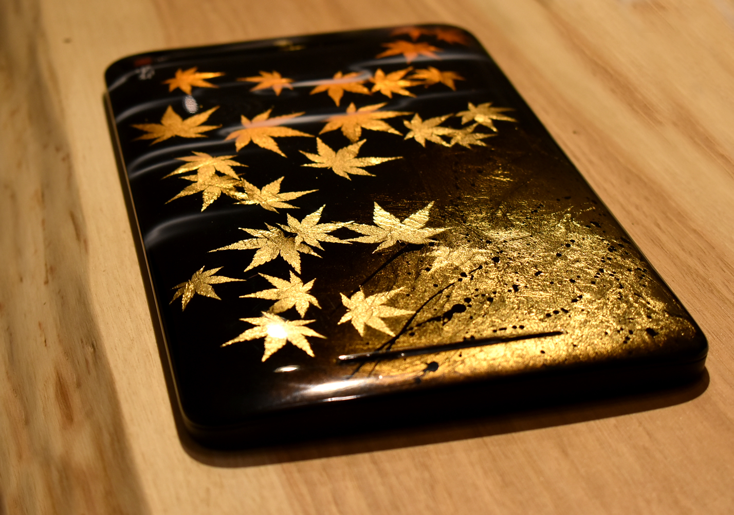 タブレット金箔アート（もみじ柄デザイン） 施工例1