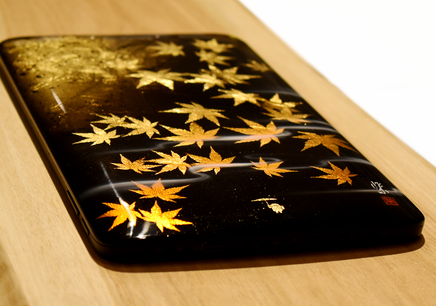 タブレット金箔アート（もみじ柄デザイン） 施工例2
