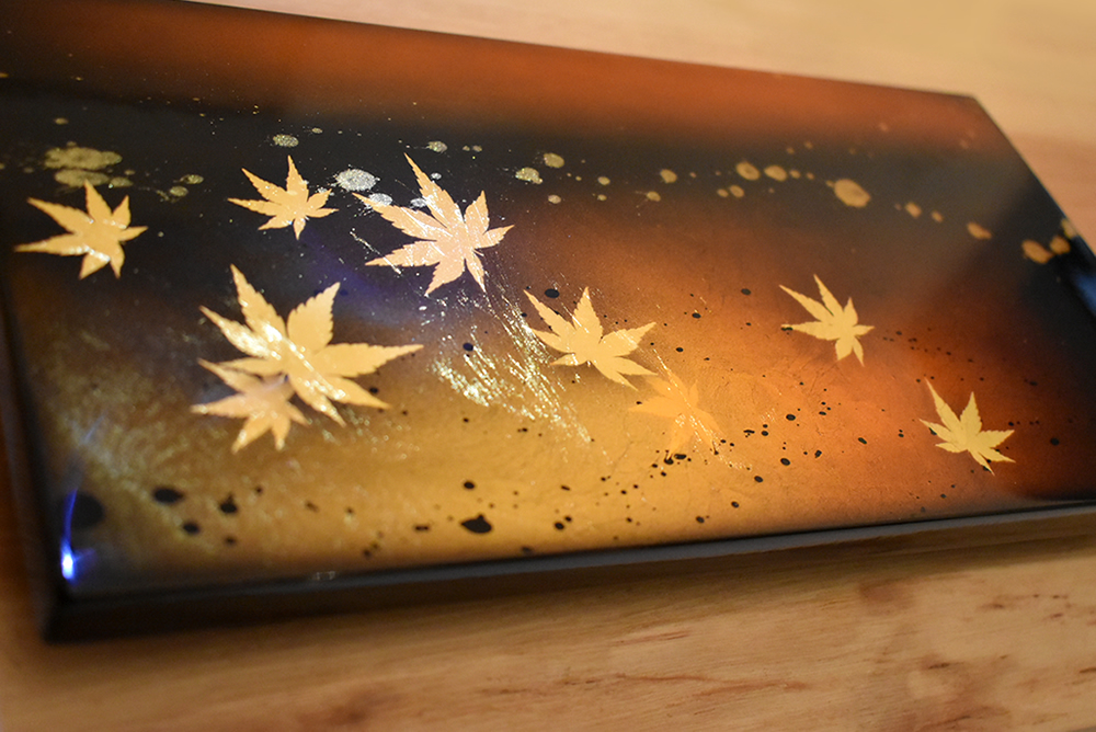 純金箔ペイント　日本の伝統美とモダンな感性が融合した、高級寿司下駄  施工例2