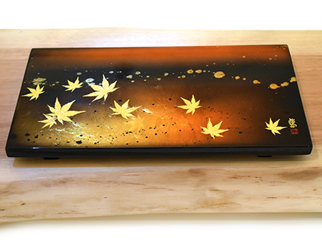 金箔アートペイント　純金高級寿司下駄　もみじペイントの施工例